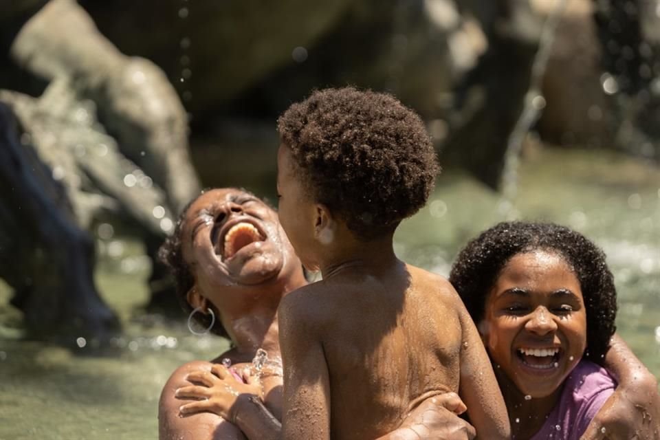 En 'A Melhor Mãe do Mundo', Anna Muylaert retrata a una madre que huye de la violencia doméstica, mientras cruza São Paulo con sus hijos en busca de refugio.