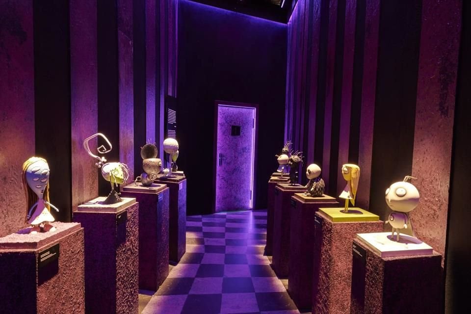 La exposición hace un guiño especial a la faceta de Burton como artista visual, por lo que también albergará dibujos, bocetos, esculturas y fotografías que revelan su proceso creativo.