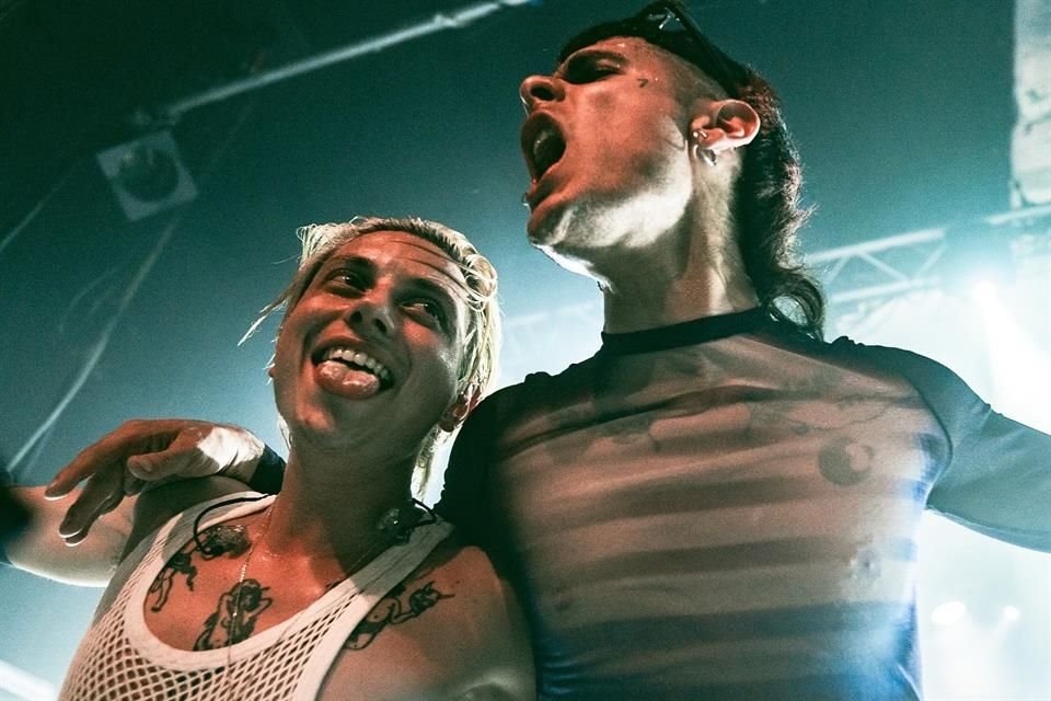 El ruido por volver a verlos en el País creció luego de sus actuaciones en festivales como Lollapalooza (en Argentina, Chile y Brasil), Estéreo Picnic (Colombia), Coachella (EU) y Tecate Pa'l Norte.