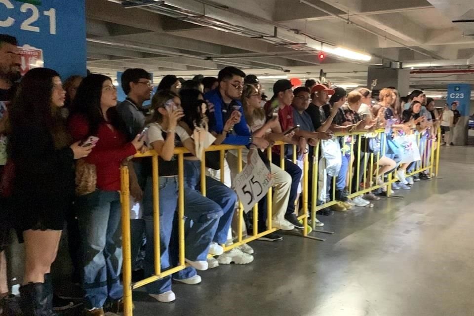 Unas 50 personas hicieron guardia en el estacionamiento por más de dos horas para verla salir de su hotel.