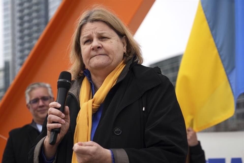 Hannah Dugan, jueza de la Corte de Circuito del Condado de Milwaukee, habla durante una manifestación con motivo del tercer aniversario de la invasión rusa a Ucrania, el 24 de febrero de 2025.