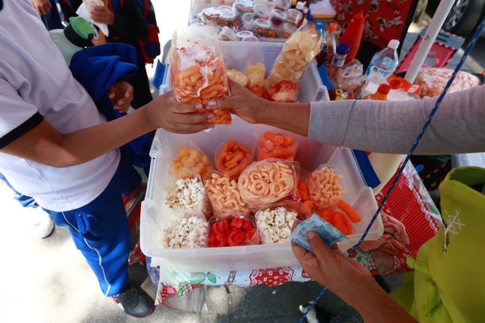 Multas por vender comida chatarra solo aplican para escuelas privadas que actualmente están en proceso de concientización, aclara la SEJ.