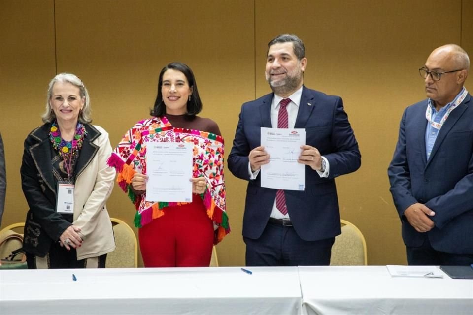 Josefina Rodríguez Zamora, Secretaria de Turismo, y Luis Méndez Jaled, presidente de la CMIC, durante la firma del acuerdo.