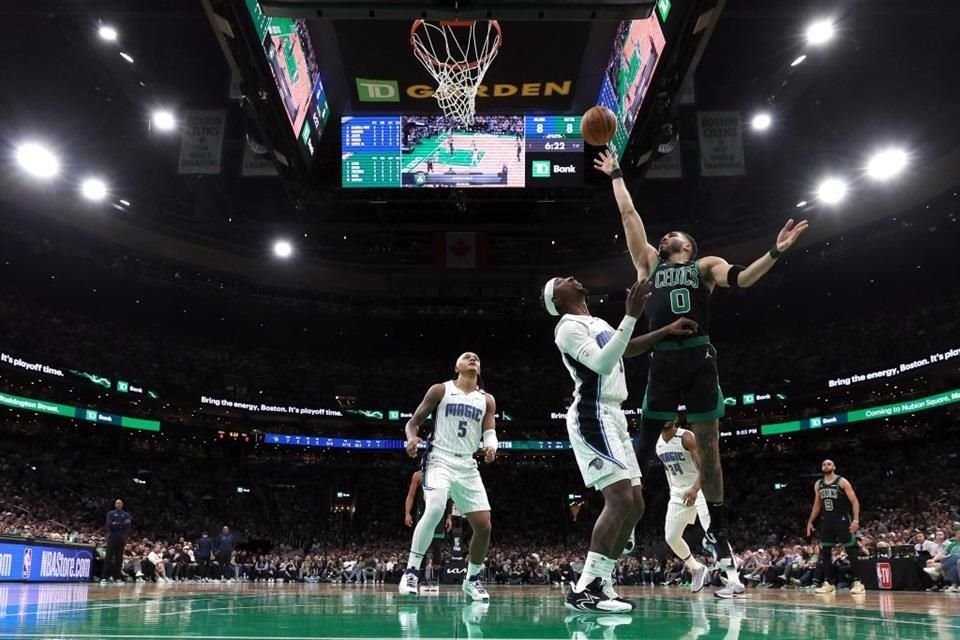 Jayson Tatum fue la figura al encestar 35 puntos y capturar 8 rebotes.