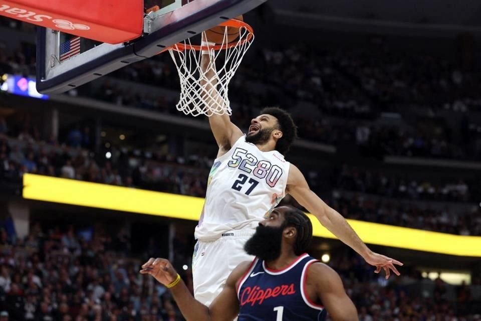 Jamal Murray (27) logra un enceste.