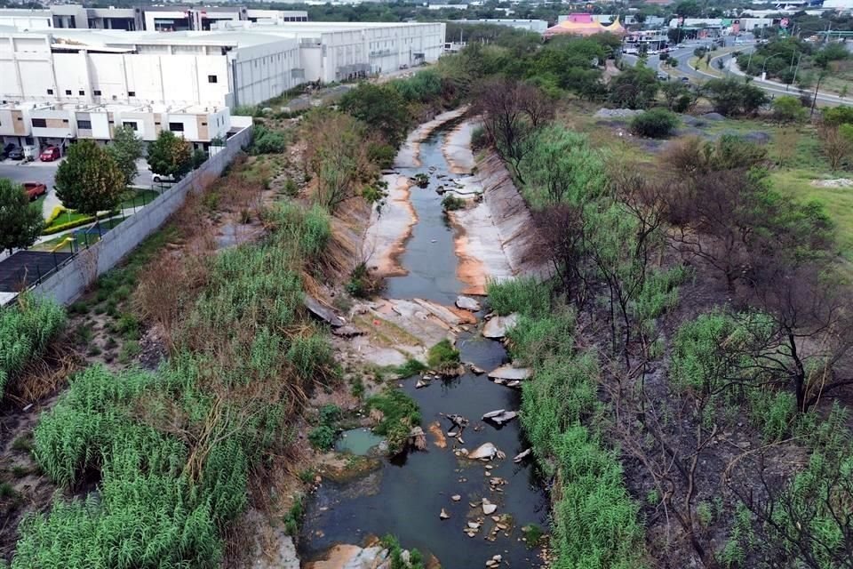 El derrame de químicos alcanzó una zona verde ubicada a la altura del Bulevar Acapulco, en Apodaca.