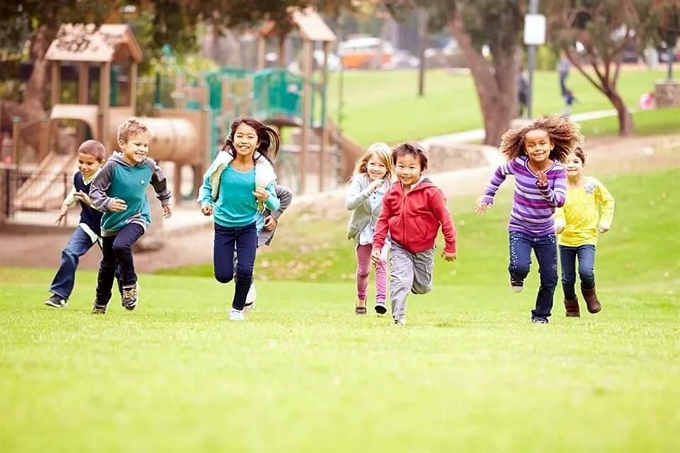 A los niños les hace muy bien hacer actividad física afuera.