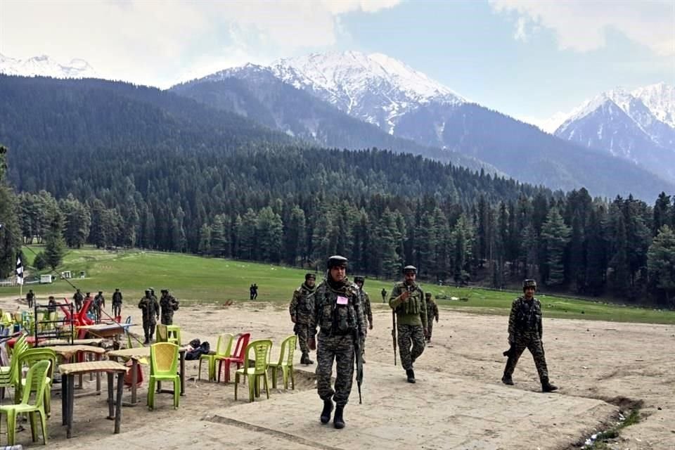 Pakistán afirmó tener inteligencia creíble de que India atacará en próximos días, mientras soldados intercambiaban disparos en la frontera.