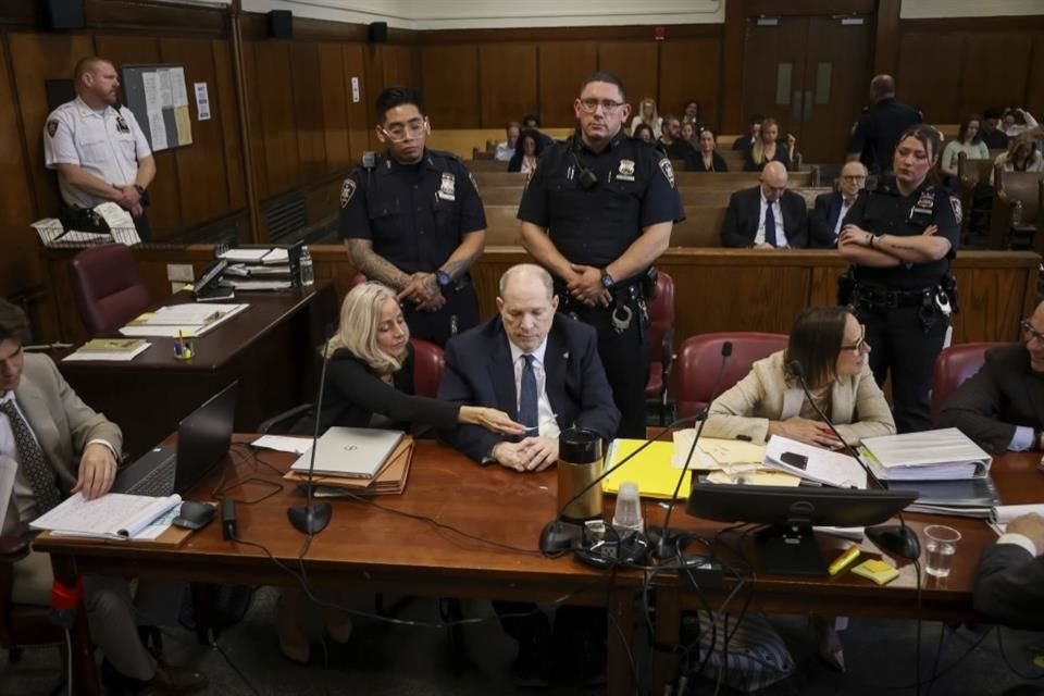 Weinstein, sentado entre sus abogados, negó con la cabeza mientras ella hablaba.