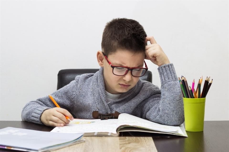 En el mundo, un 3.1 por ciento de los adolescentes de entre 10 a 14 años y el 2.4 por ciento de los 15 a 19 años padecen trastorno por déficit de atención (TDAH), según la OMS.
