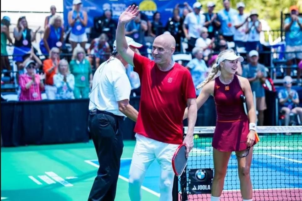 Un día después de cumplir 55 años, Andre Agassi ganó en su debut profesional en pickleball, un deporte que es mezcla entre tenis y ping pong