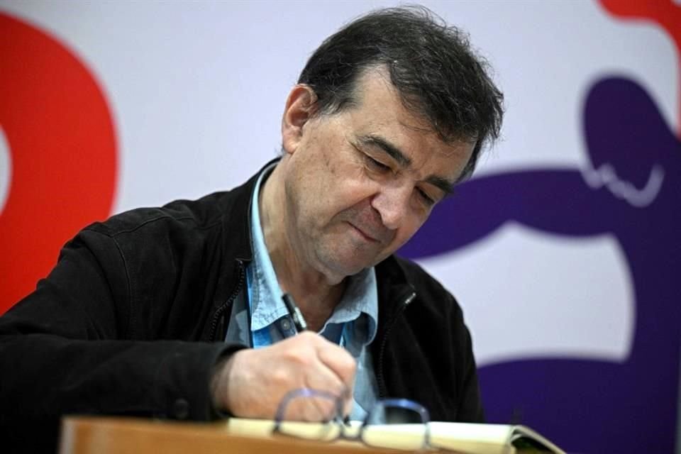 El escritor español Javier Cercas presentó en la FILBo 'El Loco de Dios en el Fin del Mundo', donde firmó libros a sus lectores.