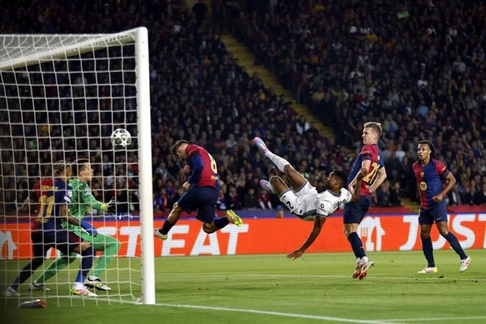 Denzel Dumfries logró doblete.