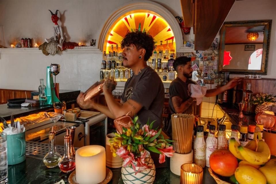 Es un espacio que se ha convertido en un punto de encuentro para los amantes de las bebidas espirituosas y las propuestas innovadoras.