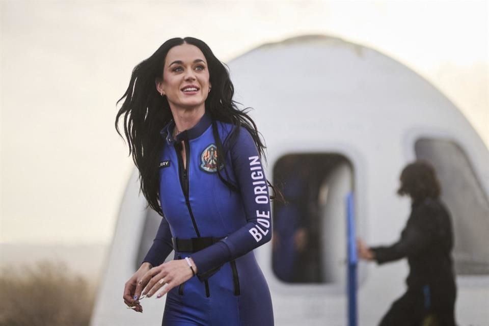 La cantante Katy Perry acudió a sus redes para plantar cara a quienes critican su viaje al espacio con un mensaje de consuelo.