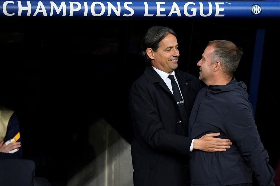 Hansi Flick (der.) espera una dura batalla ante Simone Inzaghi y su Inter de Milán.