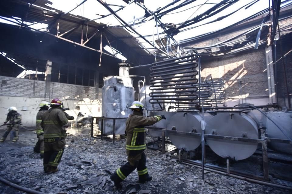 Luego de que una vulcanizadora se incendió en la Colonia Álamo Industrial, reportaron fuego en una fábrica de aerosoles.