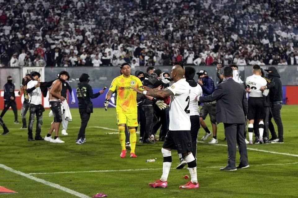Arturo Vidal of Chile's Colo Colo an Felix)