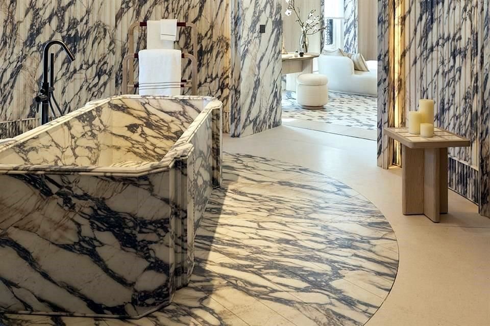 En particular, la bañera está realizada en Fior di Viola 4D, como un bloque monolítico tallado, colocado en el centro de una sala circular que celebra su presencia escultórica.