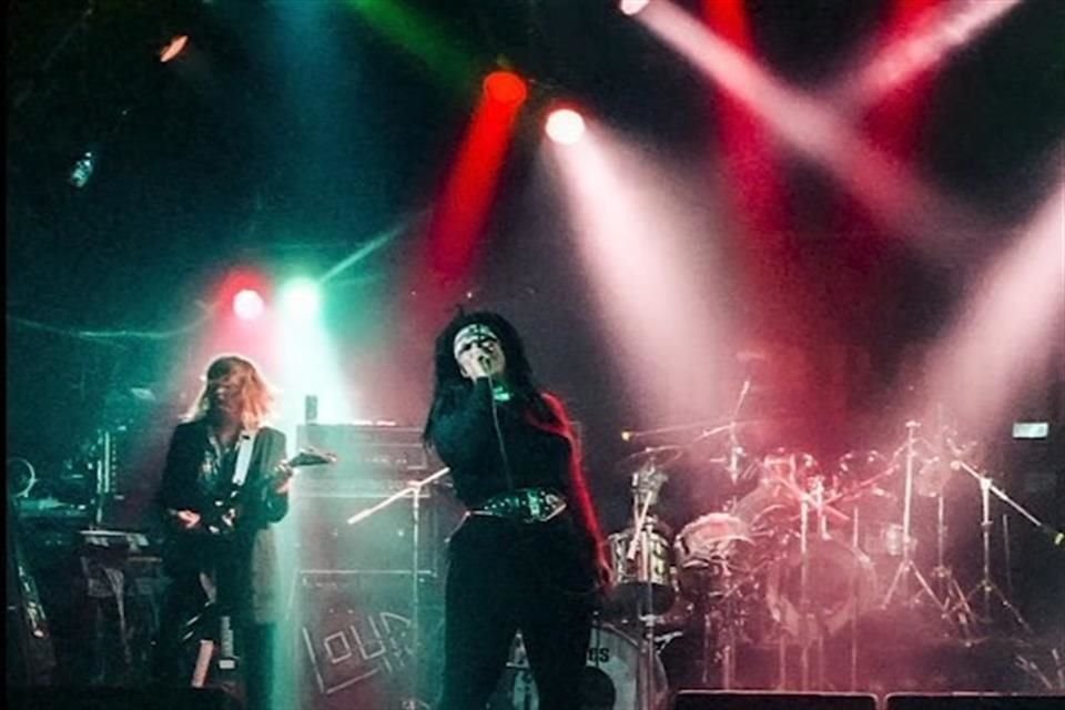 Décadas después, se preguntaba qué habría sido de la misteriosa cantante que entonaba esas coplas. Muy pronto, habrá de descubrirlo en este documental.