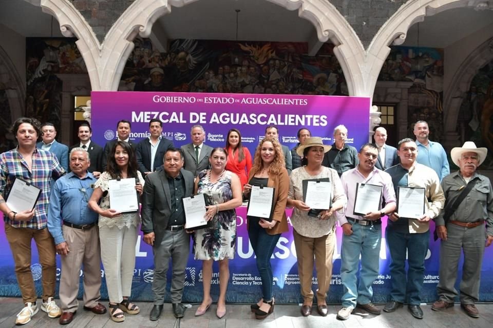 Santiago Nieto Castillo, director general del Instituto Mexicano de la Propiedad Industrial (IMPI), y Tere Jiménez, Gobernadora del estado, dieron a conocer las diversas acciones que impulsarán el trabajo y producto de los mezcaleros.