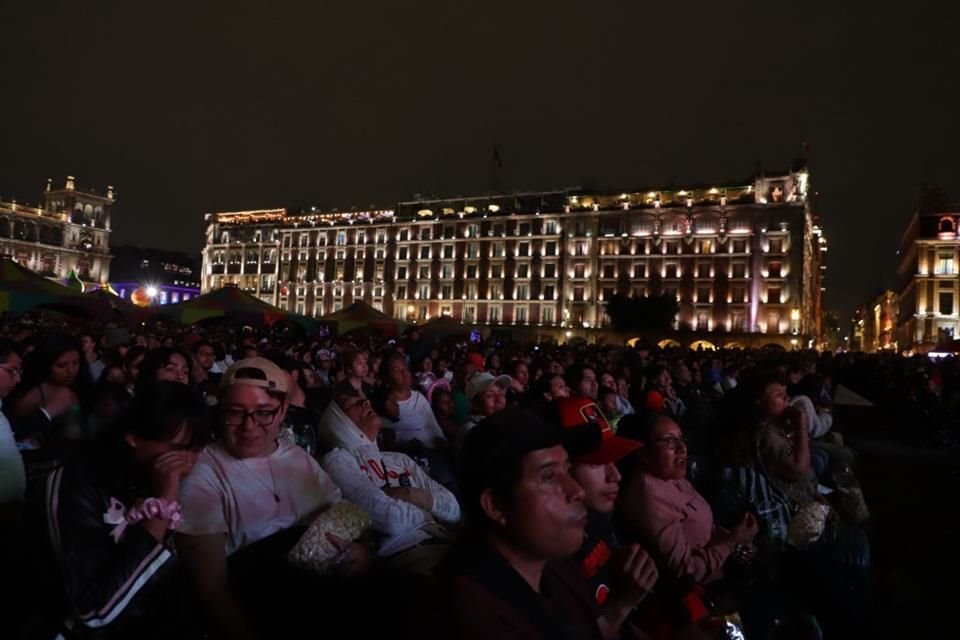 En punto de las 19:00 horas el director se plantó frente a la pantalla gigante y ante un público, en su mayoría niños, para expresar su agradecimiento a México.