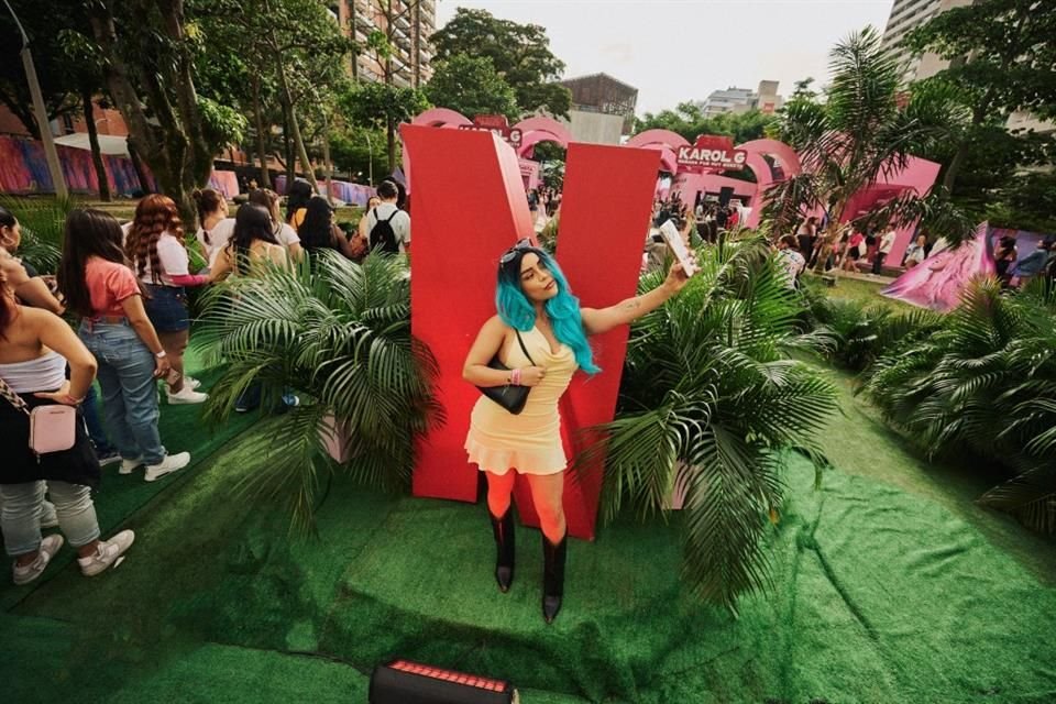 Al evento asistieron puntuales más de mil 600 fans de Karol G para obtener los mejores lugares para ver a la artista.