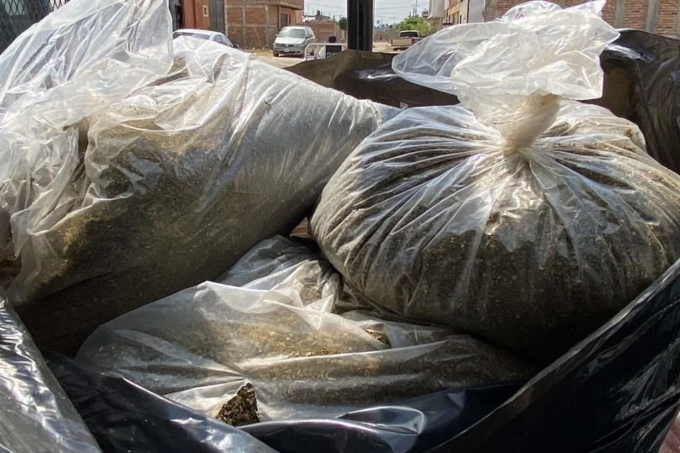En la vía pública fueron localizados y asegurados 25 kilos de mariguana en la Colonia Lomas de la Soledad, en Tonalá.