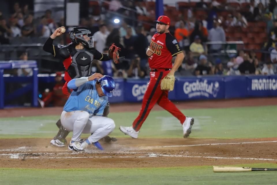 Con una línea por el jardín izquierdo, Edwin Díaz abrió la tanda del segundo episodio.