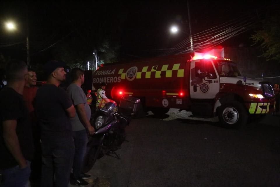 Bomberos combaten intensamente el fuego.