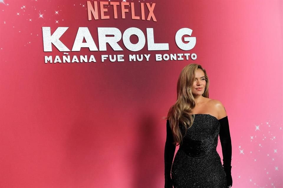 La cantante saludó este miércoles a unas mil 600 personas que se dieron cita en Museo de Arte Moderno de Medellín.