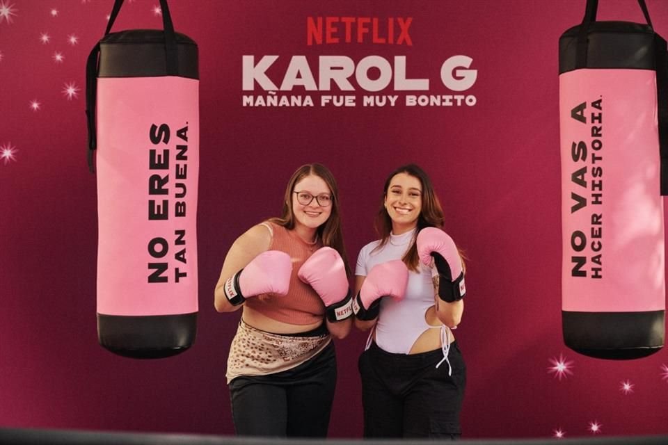 Se dispuso un ring con dos costales de boxeo rosas con frases negativas que le dijeron a Karol antes de ser famosa, como 'no vas a hacer historia' o 'no eres tan buena'.