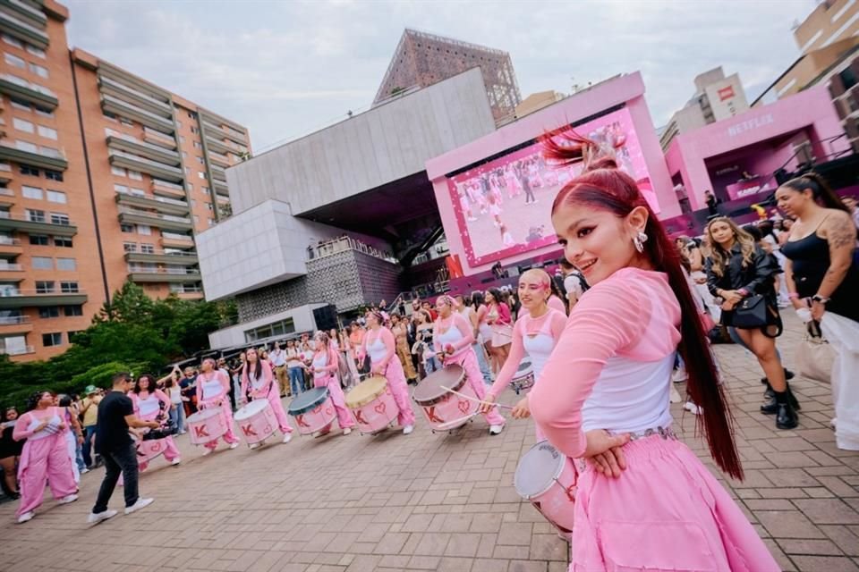 Decenas de fans se pusieron a bailar como su ídola.