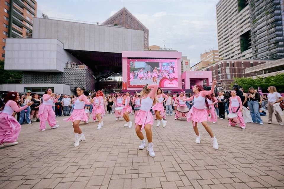 El rosa fue un color que predominó en el evento de fans.