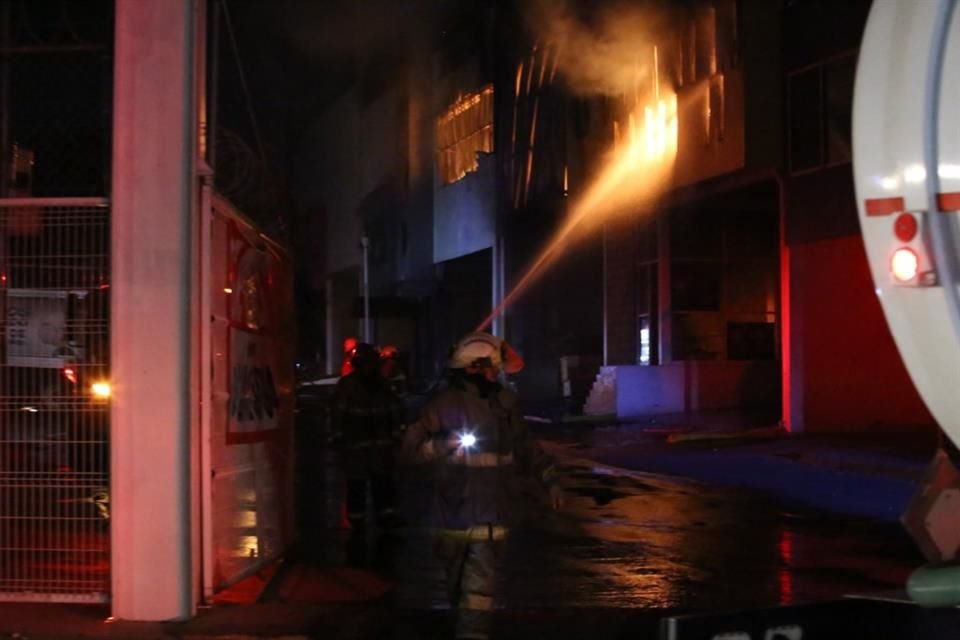 Laboraron cerca de 350 bomberos de GDL, del Estado, de Tlaquepaque, el Salto, Tonalá y Tlajomulco. Además de personal del SIAPA y la Sedena.