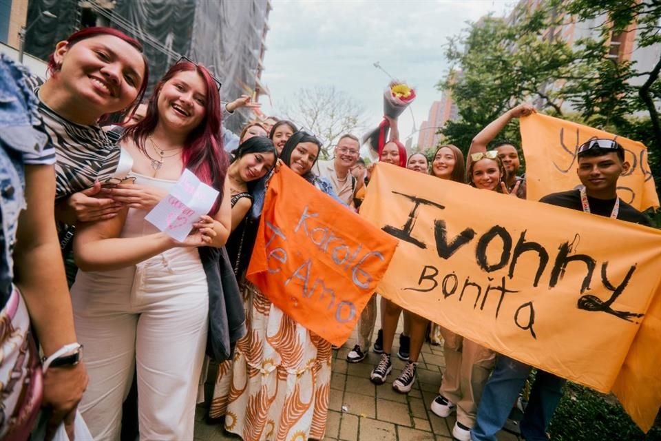En la barricada al inicio de la alfombra rosa, sus seguidores portaron una bandera con la leyenda FCG Power Colombia.