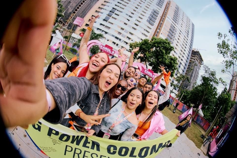 Karol G elnloqueció a sus fans con la presentación de su documental.