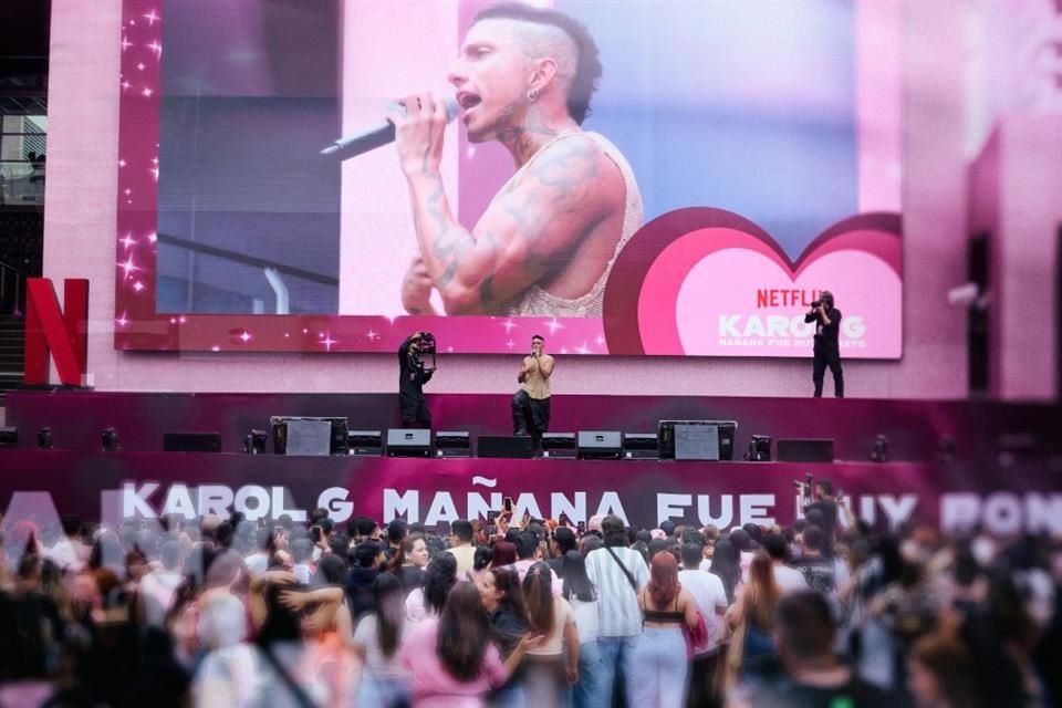 Frente al escenario principal, con su mejor amigo, Daiky Gamboa, y Laura Tobón como presentadores, a la estrella le llevaban rosas rojas.