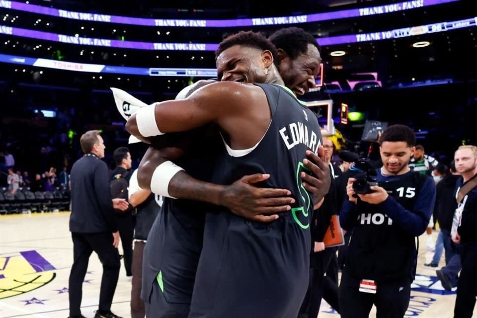 Julius Randle festeja con Anthony Edwards el pase a la segunda ronda.