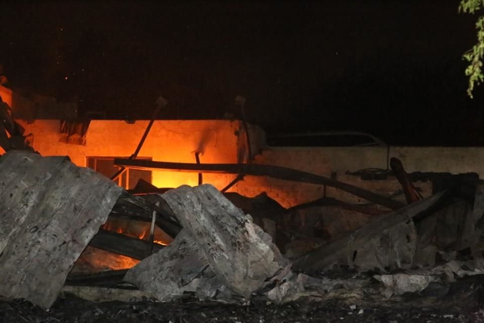 Una empresa de aerosoles se incendió en la Colonia Álamo Industrial y un proyectil viajó hacia otra empresa, donde comenzó otro incendio.