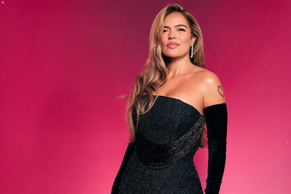 Karol deslumbró con su vestido negro, diseñado por el colombiano Andrés Pajón.