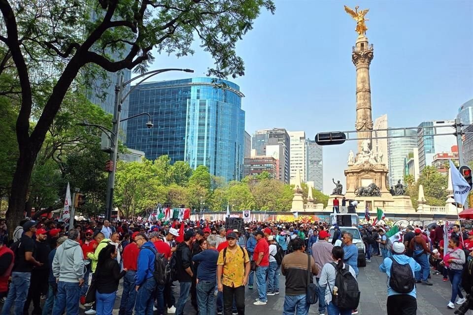 Los contingentes de trabajadores congregados en el Ángel de la Independencia.