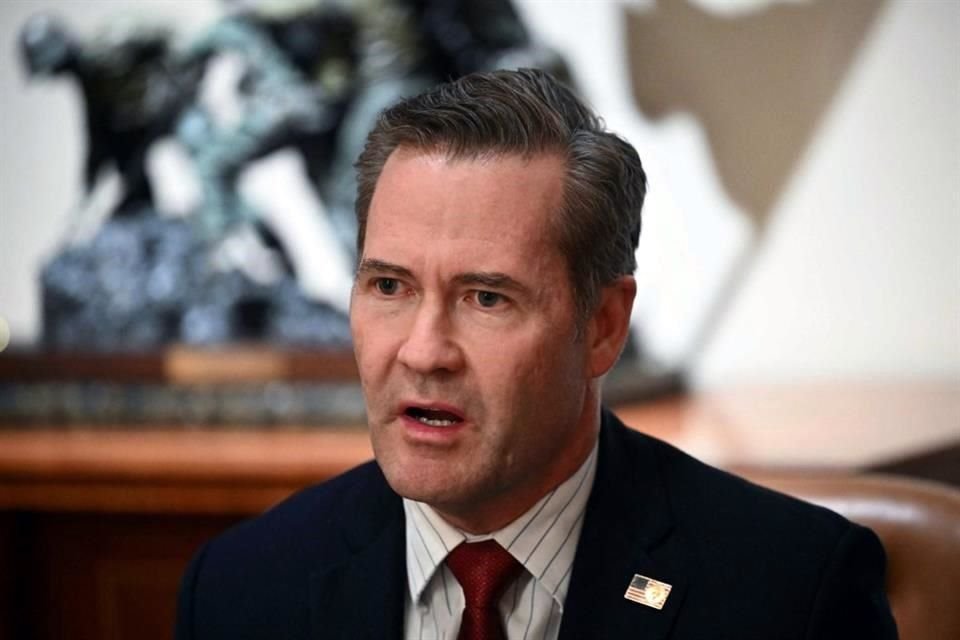 El asesor de seguridad nacional de la Casa Blanca, Mike Waltz, está siendo forzado a dejar su puesto tras filtración de chat, según fuentes.
