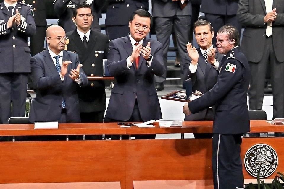 El ex policía fue condecorado en diciembre de 2015 por el Presidente Enrique Peña Nieto.