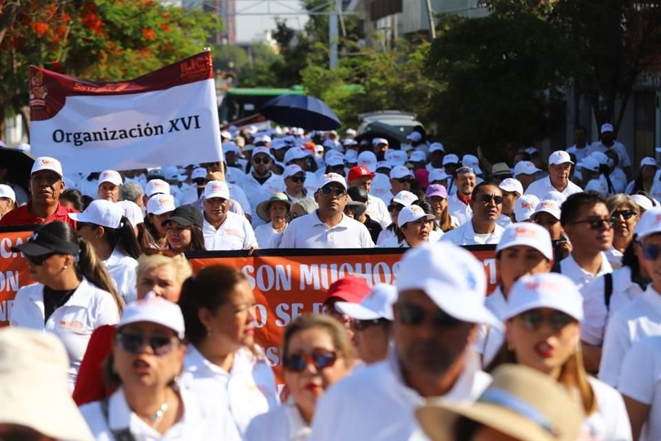 A la marcha asistieron las secciones 16 y 47 del SNTE en Jalisco.