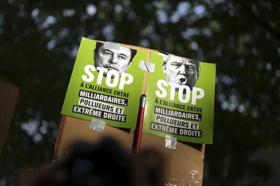 Manifestantes sostienen carteles contra Elon Musk y el Presidente Donald Trump durante la manifestación del Primero de Mayo, en París.