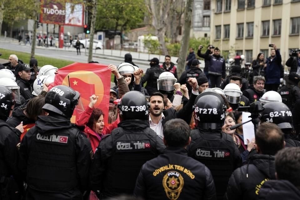 Miembros del sindicato son rodeados por policías turcos mientras marchan durante las celebraciones del Día del Trabajo en Estambul.