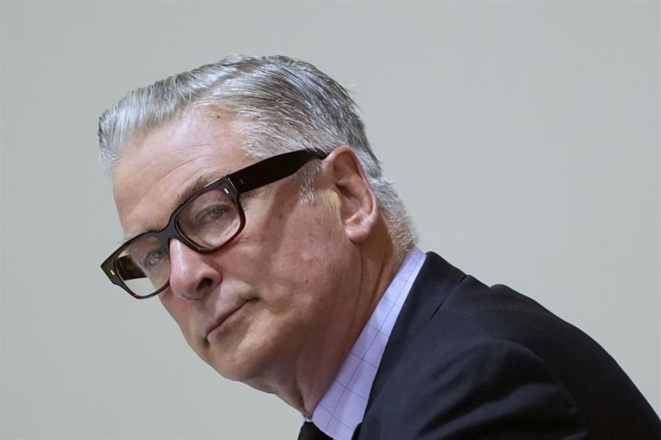 El disparo de Alec Baldwin, quien sostenía el revólver que debía estar cargado solo con balas de fogueo, resultó fatal para Hutchins y causó heridas en Souza.