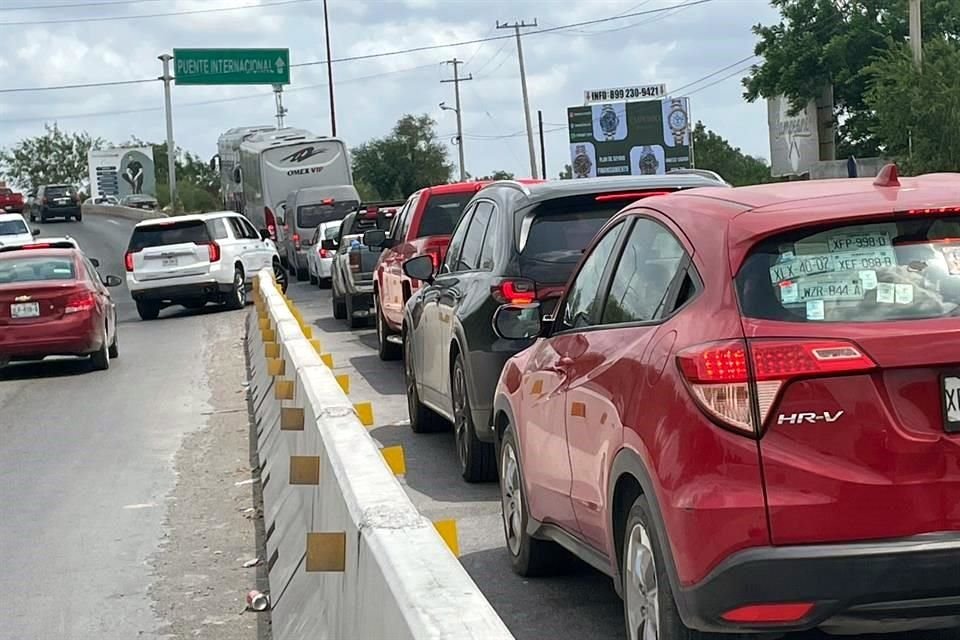 Desde temprana hora, los cruces binacionales se saturaron con vehículos.