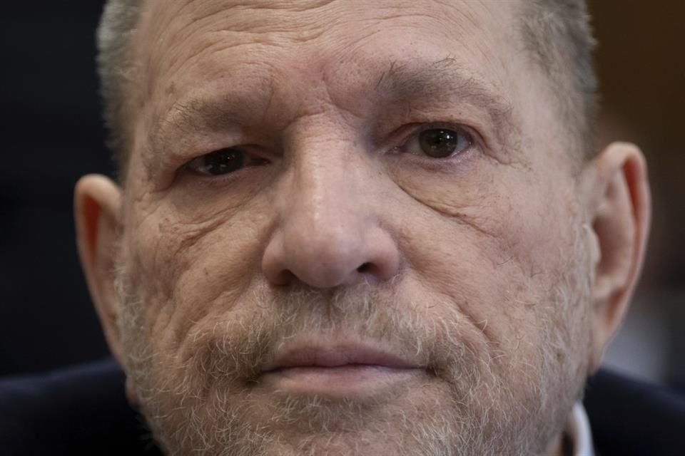 La defensa de Harvey Weinstein afirmó que una de sus acusadoras lo denunció solo para obtener un beneficio económico.